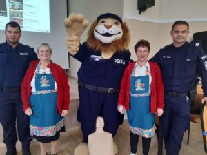 ŚWIDNICCY POLICJANCI SPOTKALI SIĘ Z SENIORAMI NA FESTYNIE W PSZENNIE, dwóch funkcjonariuszy i maskotka dolnośląskiej Policji oraz uczestniczki festynu