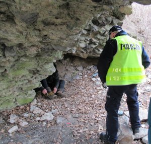 policjant sprawdza miejsca gdzie przebywają osoby bezdomne