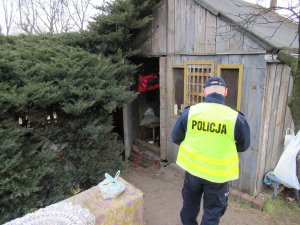 Świdniccy Policjanci każdego dnia sprawdzają miejsca, w których mogą przebywać osoby potrzebujące pomocy. Możesz pomóc -czasem wystarczy jeden telefon, aby uratować komuś życie. Pamiętaj też możliwości korzystania z KMZB