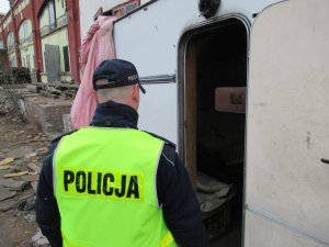 policjant sprawdza miejsca gdzie przebywają osoby narażone na wychłodzenie