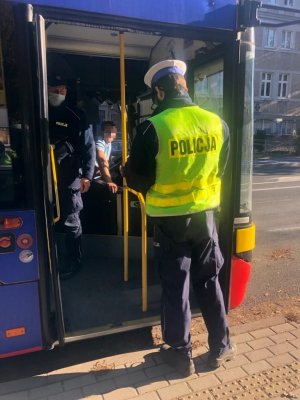 Świdniccy policjanci apelują – PRZESTRZEGAJMY OBOWIĄZUJĄCYCH OBOSTRZEŃ- to nasza wspólna sprawa!