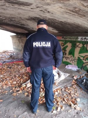 policjant sprawdza miejsca gdzie przebywają osoby bezdomne