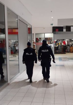 kontrole policjantów w sklepach pod kątem przestrzegania przepisów dotyczących zasłaniania ust i nosa