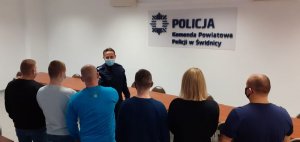 Sprawca zdarzenia drogowego w rękach policjantów