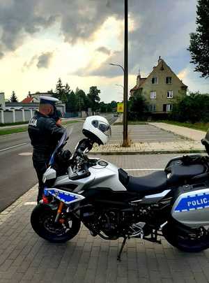 MOTOCYKLISTO KORZYSTAJ BEZPIECZNIE ZE SŁONECZNEJ POGODY