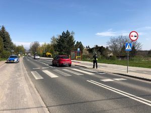 ŚWIDNICCY POLICJANCI PRZYPOMINAJĄ O ZACHOWANIU SZCZEGÓLNEJ OSTROŻNOŚCI PRZY PRZEJŚCIACH DLA PIESZYCH