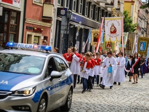 Policjanci czuwali nad bezpieczeństwem wiernych biorących udział w procesjach z okazji obchodów uroczystości Bożego Ciała