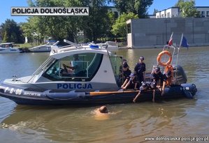 Czy wiesz, jak bezpiecznie wypoczywać nad wodą? Obejrzyj nasz film i dowiedz się, jakich zasad należy przestrzegać