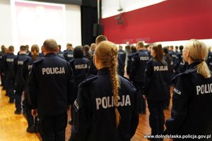 Nowi dolnośląscy policjanci wypowiedzieli słowa roty ślubowania