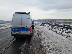 Uwaga ślisko na drogach – świdniccy policjanci apelują o rozwagę