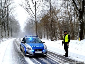 Uwaga! ŚLISKO NA DROGACH, świdniccy policjanci apelują o ostrożność na drodze