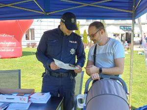 Świdniccy policjanci podczas 51 Rajdu Świdnickiego  promowali służbę w granatowym mundurze