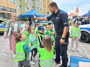 Nadanie sztandaru dla Komendy Powiatowej Policji w Lubinie z udziałem świdnickich policjantów