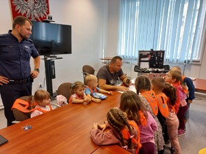 Przedszkolaki odwiedziły policjantów w Komendzie Powiatowej Policji w Świdnicy