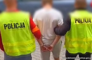 Dwóch młodych mężczyzn zatrzymanych przez policjantów ze Strzegomia za znieważenie przedmiotu czci religijnej