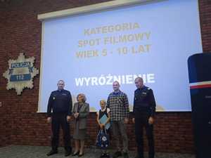 Gala finałowa konkursu plastyczno-filmowego pn. „Artystyczny przeWodnik”- wśród laureatów córka świdnickiego policjanta