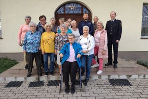 W ramach XVIII Obchodów Dni Seniora świdnicki policjant rozmawiał z seniorami z Klubu Seniora+ o tym „Jak nie dać się oszukać”