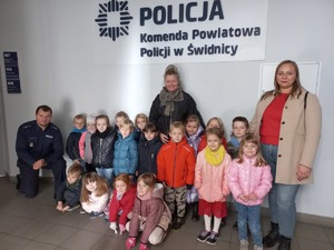 Przedszkolaki odwiedziły policjantów w Komendzie Powiatowej Policji w Świdnicy