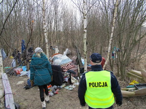 Świdniccy policjanci apelują- Nie bądźmy obojętni na osoby potrzebujące naszej pomocy, przed nami okres chłodniejszych dni! Pamiętaj też możliwości korzystania z KMZB