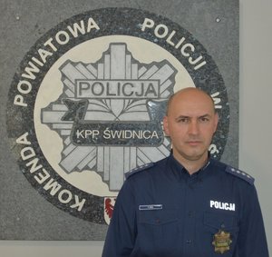 ZAGŁOSUJ na aspiranta sztabowego Piotra Króla - twojego SUPER DZIELNICOWEGO z Posterunku Policji w Marcinowicach