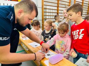 Funkcjonariusz świdnickiej komendy z wizytą w Niepublicznej Szkole Podstawowej "Bliżej Dziecka" w Świdnicy