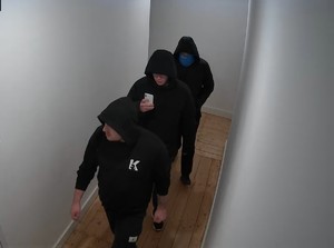 trzech mężczyzn w czarnych bluzach