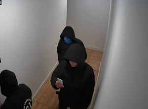trzech mężczyzn w czarnych bluzach