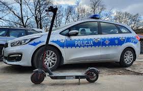 Na hulajnodze z promilami i kradzionymi sadzonkami.