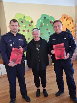 O zagrożeniach występujących w Internecie rozmawiali z uczniami Zespołu Szkolno-Przedszkolnego w Jaroszowie funkcjonariusz Komendy Powiatowej Policji w Świdnicy oraz dzielnicowy Komisariatu Policji w Strzegomiu.