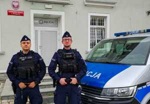 Strzegomscy policjanci, niczym bohaterowie, uratowali malca przed tragicznym upadkiem z drugiego piętra