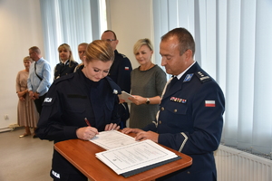 Ślubowanie nowych policjantek w świdnickiej komendzie