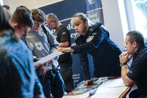 Policjanci i pracownicy Zespołu Kadr i Szkolenia świdnickiej komendy na XXXIV Targach Pracy w Świdnicy