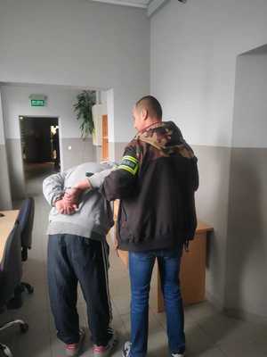 Świdniccy policjanci zatrzymali osobę poszukiwaną w mieszkaniu posiadał środki odurzające