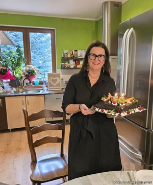 Uroczy gest dolnośląskich policjantów – odwiedzili wdowę po zmarłym policjancie w dniu jej 50-tych urodzin