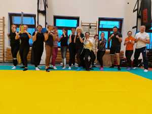 Samoobrona dla kobiet w Policji. Wyjątkowe zajęcia w Komendzie Powiatowej Policji w Świdnicy z okazji 100-lecia kobiet w Policji