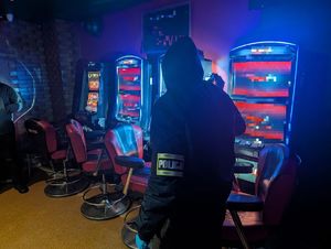 Kolejne nielegalne automaty do gier zabezpieczyli funkcjonariusze w nielegalnym salonie gier na terenie Świdnicy