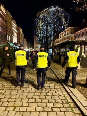 Kolejny dzień Świdnickiego Jarmarku Bożonarodzeniowego – policjanci dbają o bezpieczeństwo uczestników