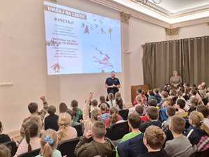 Spotkania policjantów w szkołach przed feriami zimowymi