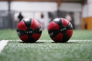 Myślisz o służbie w Policji? Świdniccy policjanci zachęcają - przyjdź i sprawdź się na policyjnym torze przeszkód