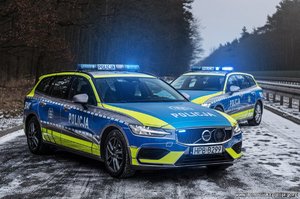 Nowe radiowozy w służbie dolnośląskiej Policji – jeden z nich trafił do świdnickiej drogówki