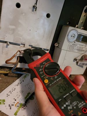 Kolejna amatorka "darmowego prądu". Przypominamy, kradzież energii elektrycznej jest przestępstwem