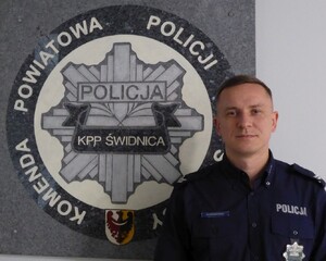 ZAGŁOSUJ na mł. asp. Roberta Wiśniewskiego - twojego SUPER DZIELNICOWEGO