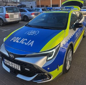 Nowy oznakowany radiowóz zasilił flotę świdnickiej drogówki