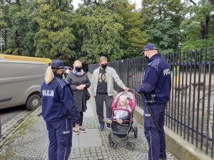 patrol kontroluje rodzinę co do przestrzegania przepisów Covid19