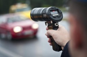 radar w ręku policjanta