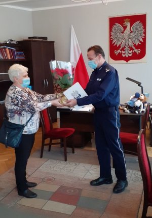 Komendant Powiatowy Policji w Świdnicy - mł. insp. Andrzej Dobies składa podziękowania p. Mari Cybruch- za wieloletnia pracę