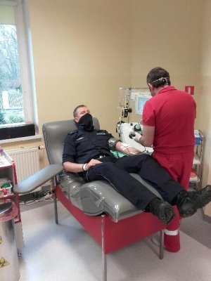 funkcjonariusz oddaje osocze jako ozdrowieniec po przebytym zakażeniu po przebytym zakażeniu wirusem SARS-CoV-2