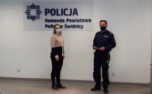 komendant wręcza pierwszy rozkaz policjantowi