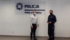 komendant wręcza pierwszy rozkaz policjantowi