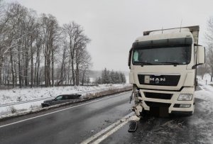 zdarzenie drogowe , samochod cięzarowy i osobowy